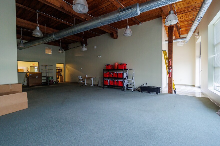 More Photos Of 901-965 Northwest Blvd, Winston-Salem Flex For Lease