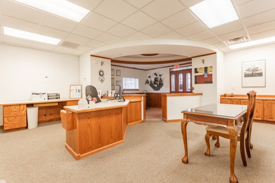 More Photos Of 219 & 303 W Chase st, Springfield Light Distribution For Lease
