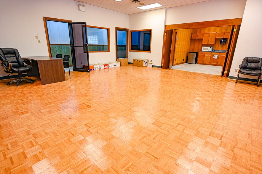 More Photos Of 19 Ridout St W, Tillsonburg Office For Lease