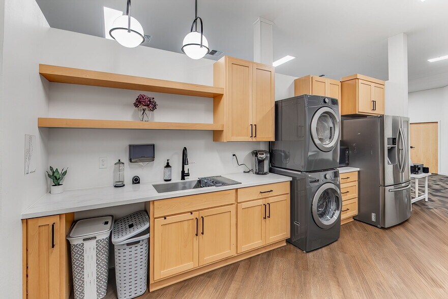 More Photos Of 711 Vandercook Way, Longview Storefront For Lease