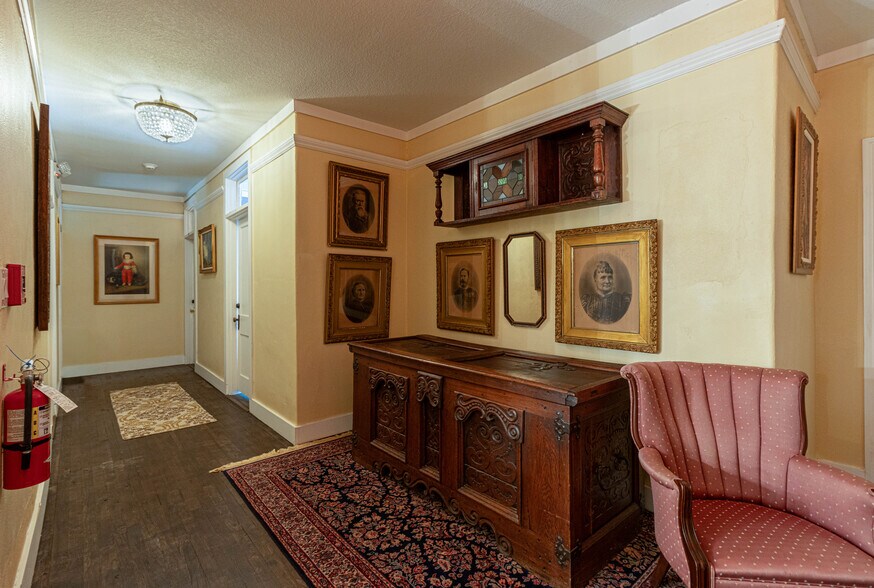 More Photos Of 115 E Commerce St, Mineola Hotel For Sale