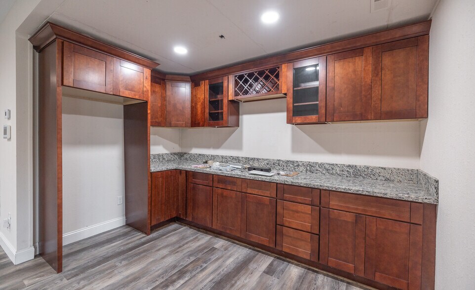 More Photos Of 905 W Scenic Rivers Blvd, Salem Flex For Sale