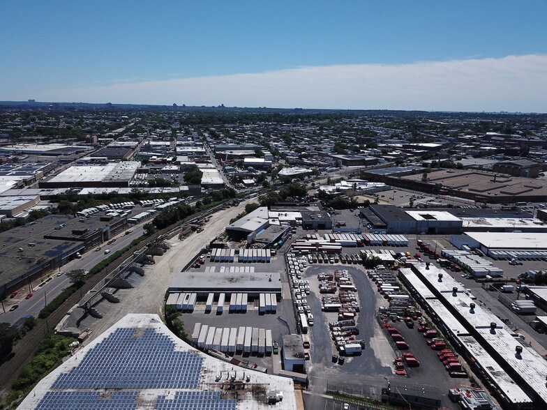 More Photos Of 1 Railroad Pl, Maspeth Warehouse For Lease