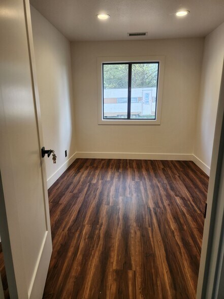 More Photos Of 2115 McDonald, McMinnville Storefront Retail Office For Lease