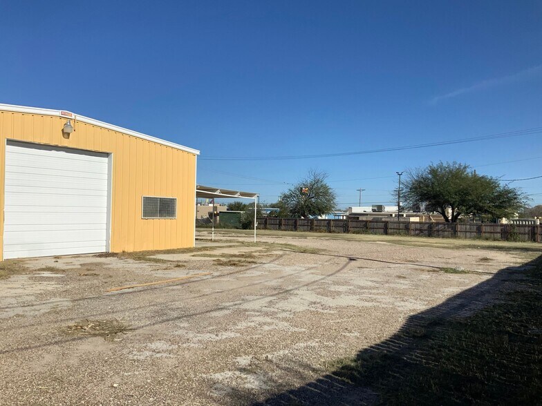 More Photos Of 504 N 2nd St, Carrizo Springs Warehouse For Sale