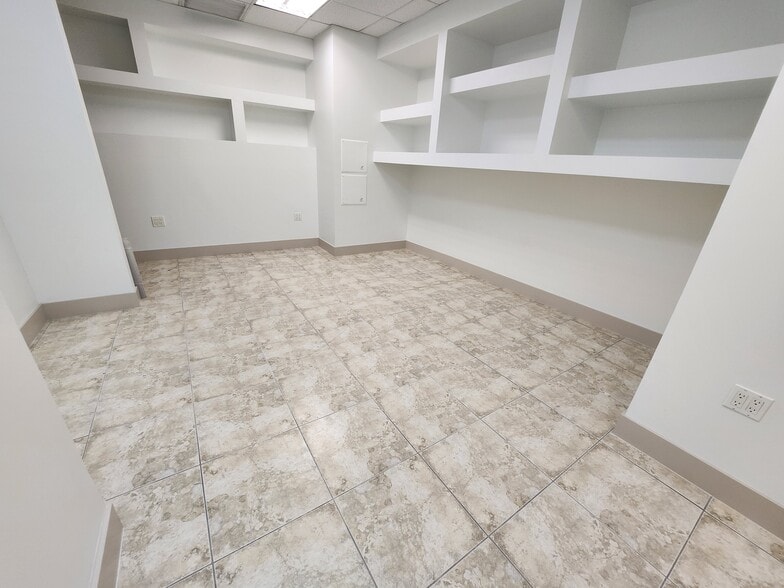 More Photos Of 650 NW 105th St, Miami Warehouse For Lease