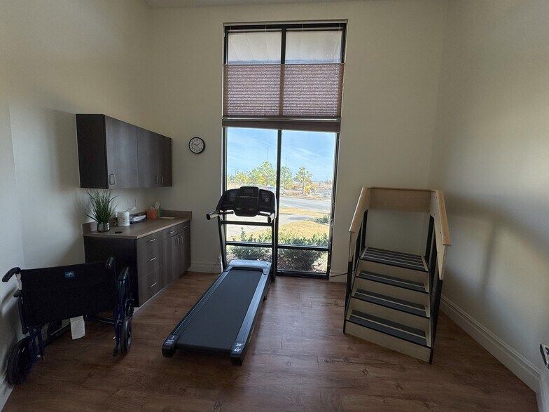 More Photos Of 8014 S 101st East Ave, Tulsa Medical For Lease