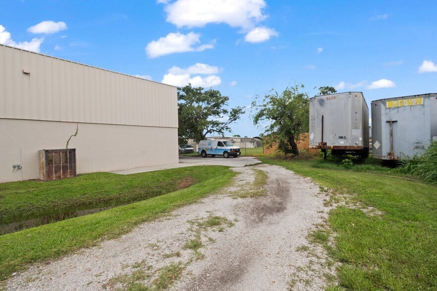 More Photos Of 2239 15th St, Sarasota Warehouse For Sale