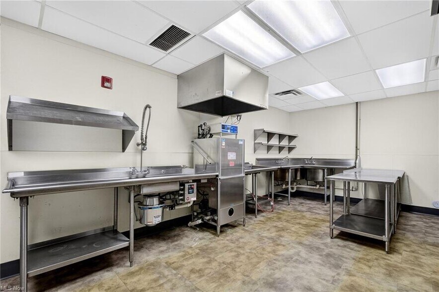 More Photos Of 852 E Highland Rd, Macedonia Flex For Lease