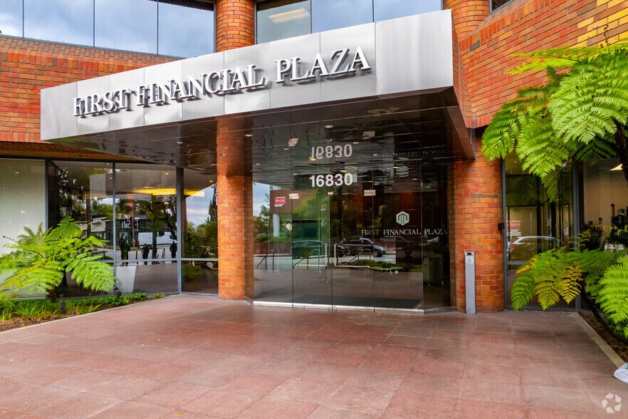 More Photos Of 16830 Ventura Blvd, Encino Office For Lease