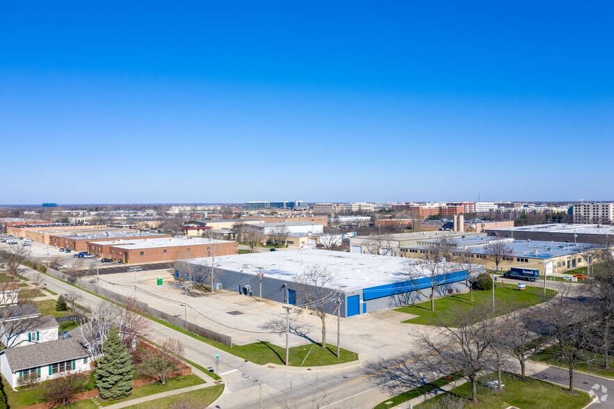 More Photos Of 3401-3411 Commercial Ave, Northbrook Warehouse For Sale