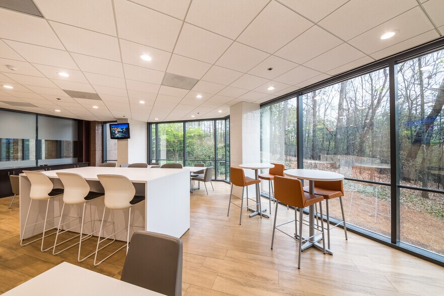 More Photos Of 200 Ashford Ctr N, Atlanta Office For Lease