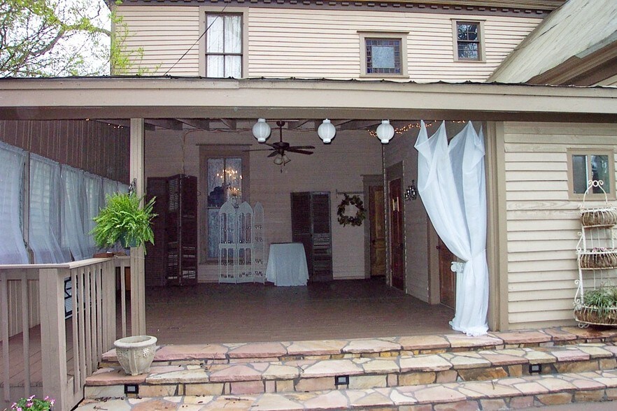 More Photos Of 27 Sycamore St, Jefferson Specialty For Lease