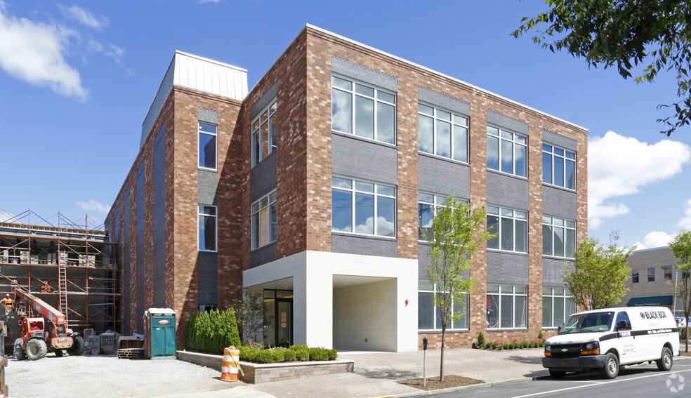 More Photos Of 417 Thorn St, Sewickley Office For Lease