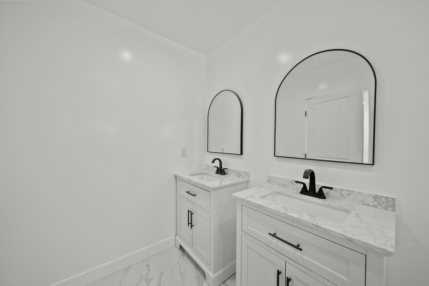More Photos Of 11488 Burbank Blvd, North Hollywood Flex For Sale