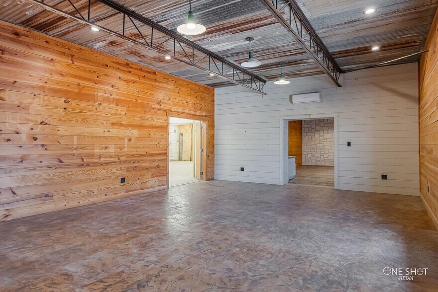 More Photos Of 1929 S Treadaway Blvd, Abilene Showroom For Lease