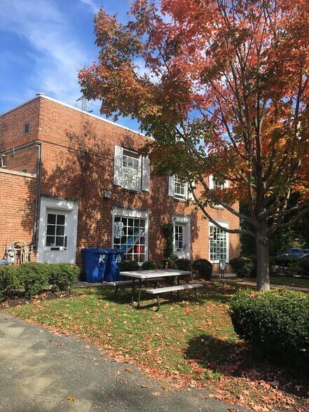 More Photos Of 49-51 Tokeneke Rd, Darien General Retail For Sale