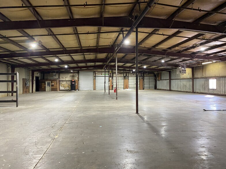 More Photos Of 114 Old Runway Rd, Tupelo Warehouse For Lease