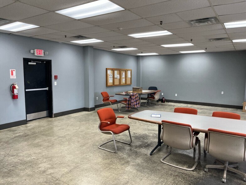 More Photos Of 208 Industrial Blvd, Tullahoma Warehouse For Sale