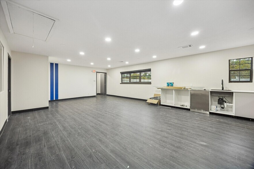 More Photos Of 4901 Yale St, Houston Office For Sale