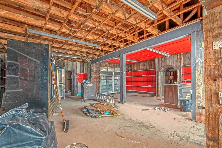 More Photos Of 164 S Main St, Brooklyn Storefront For Lease