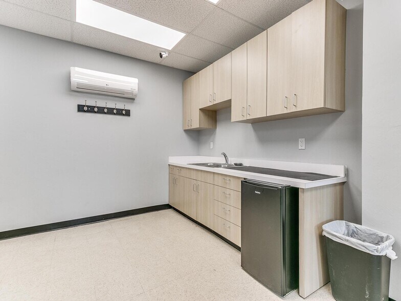 More Photos Of 505 NE 46th St, Oklahoma City Office For Lease
