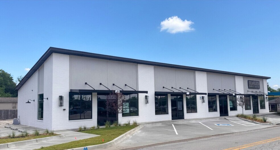 More Photos Of 607 W Gray St, Norman Storefront For Lease
