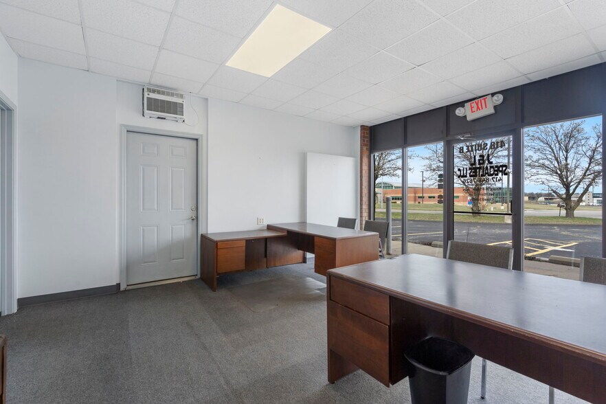 More Photos Of 418 N Old Wilderness Rd, Nixa Flex For Sale