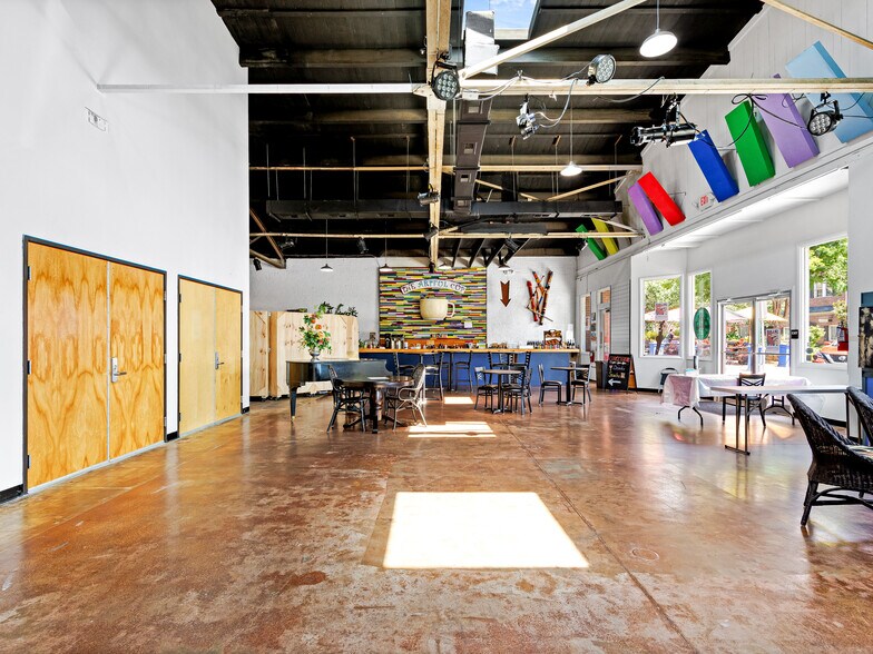 More Photos Of 125 S Main St, Hendersonville Storefront For Sale