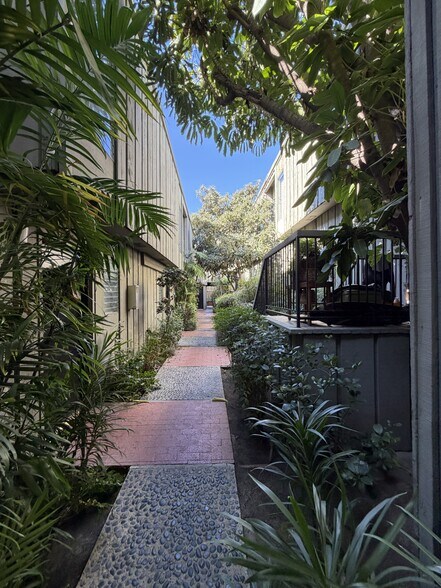 More Photos Of 11607 Acama St, Studio City Apartments For Sale