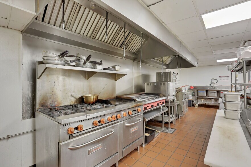 More Photos Of 301 Broadway, Lorain Hotel For Lease
