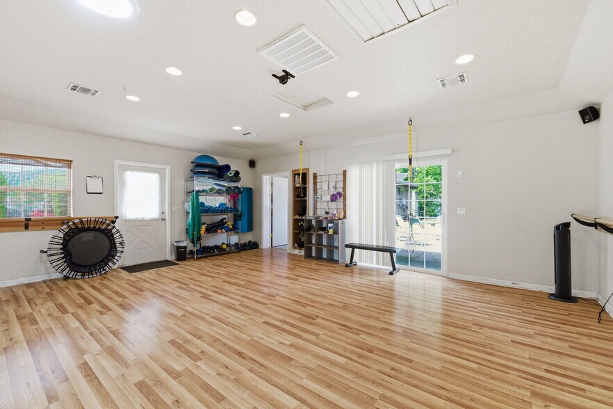 More Photos Of 137 S Shepherd St, Sonora Flex For Sale