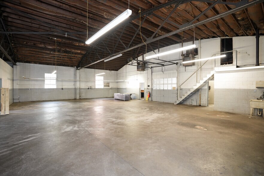 More Photos Of 417 S Mill St, Lexington Auto Repair For Sale
