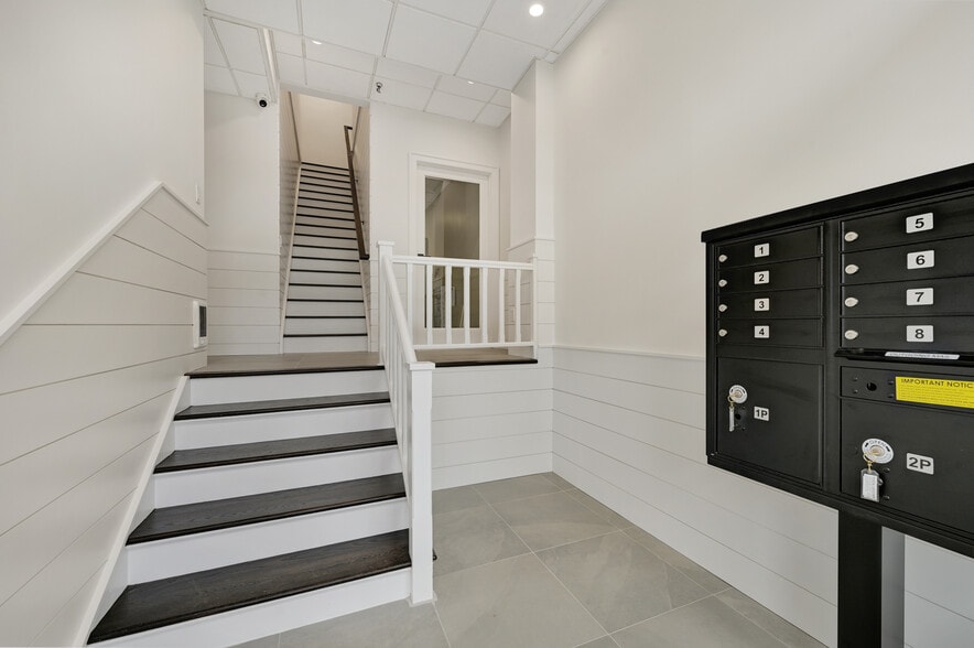 More Photos Of 55 Newtown Ln, East Hampton Storefront Retail Residential For Sale