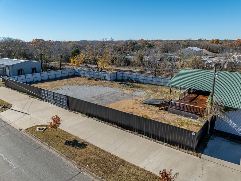 More Photos Of 1024 S First St, Sherman Warehouse For Lease