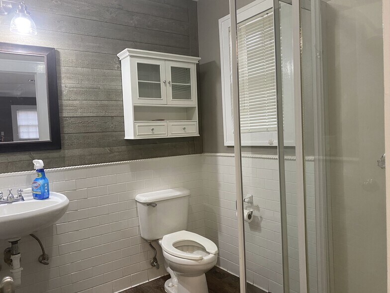 More Photos Of 106 1/2 S Church St, McKinney Freestanding For Lease