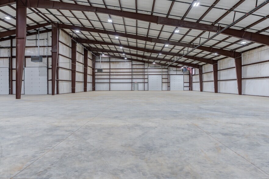 More Photos Of 8111 Patel Dr, Wolfforth Distribution For Lease