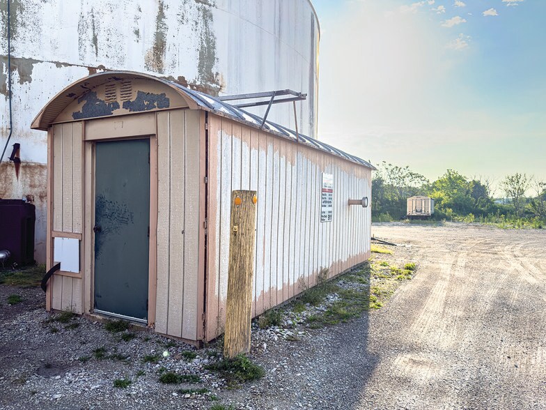 More Photos Of 3154 Depot st, Wawaka Office For Sale