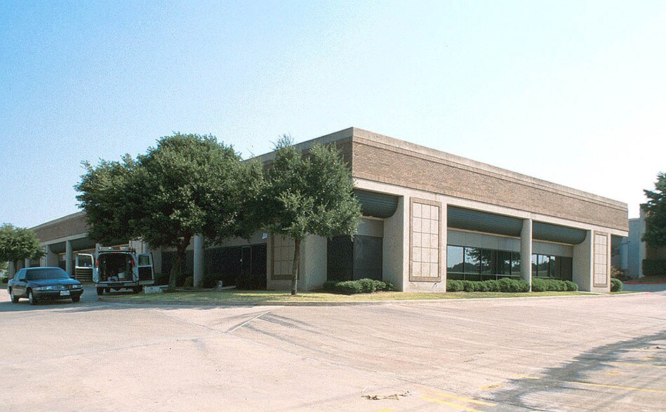 More Photos Of 2621 Ridgepoint Dr, Austin Light Distribution For Lease