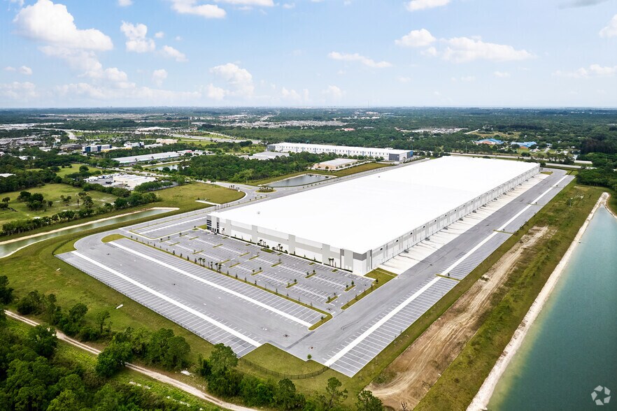 More Photos Of 5001 Crossroads Pky, Fort Pierce Warehouse For Lease