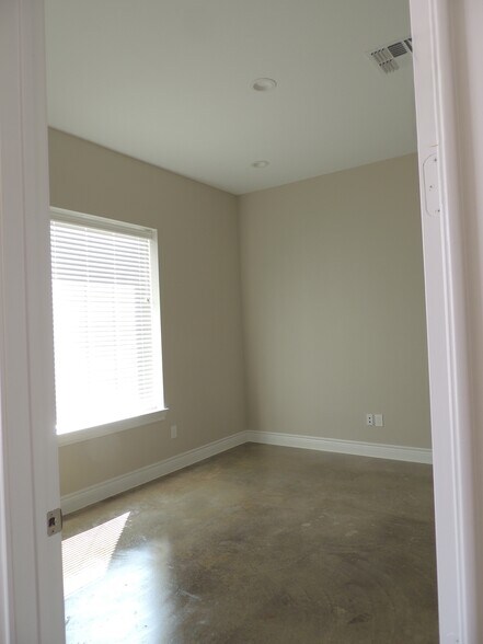 More Photos Of 1904 Longmire Rd, Conroe Unknown For Lease