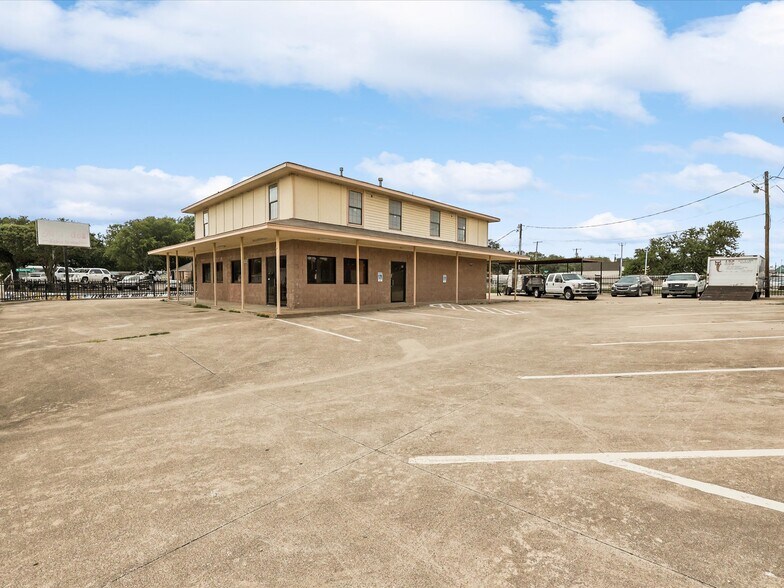 More Photos Of 1201 E Long Ave, Fort Worth General Retail For Sale