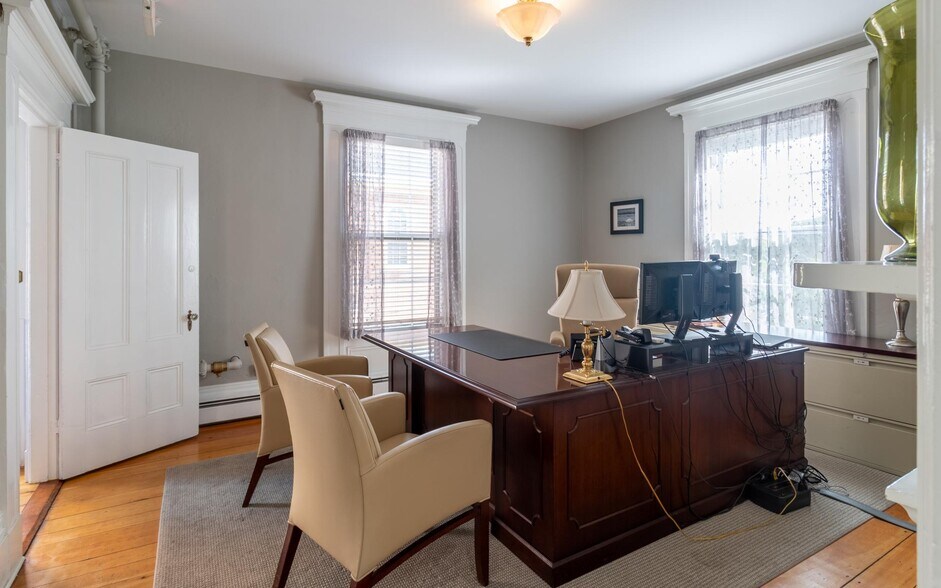 More Photos Of 110 Chapel St, Portsmouth Office For Lease