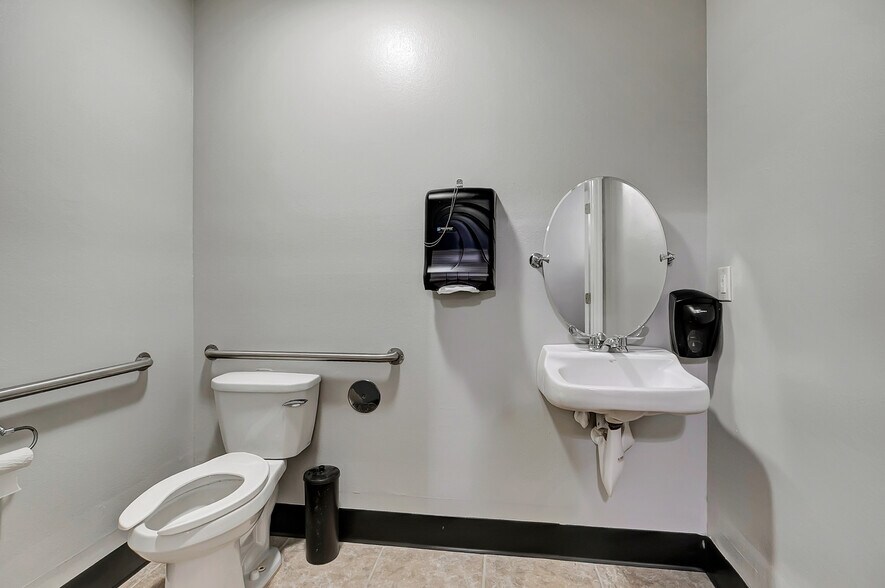 More Photos Of 450 94th Ave N, Saint Petersburg Flex For Lease