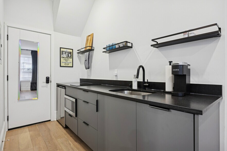 More Photos Of 1325 Spruce St, Philadelphia Hotel For Sale