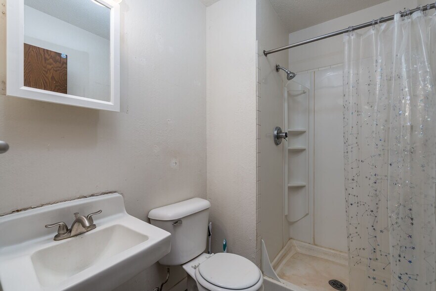 More Photos Of 3200 S Maple Ave, Slayton Apartments For Sale
