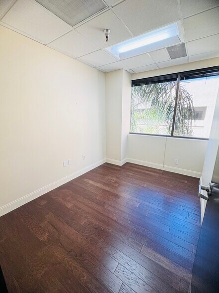 More Photos Of 21731 Ventura Blvd, Woodland Hills Medical For Lease
