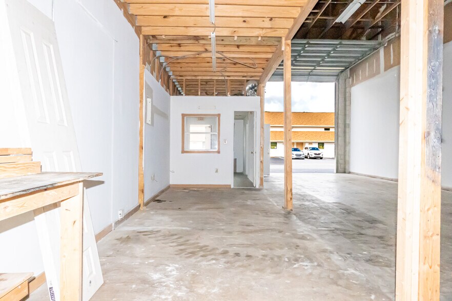 More Photos Of 1053 SE Holbrook Ct, Port Saint Lucie Warehouse For Lease