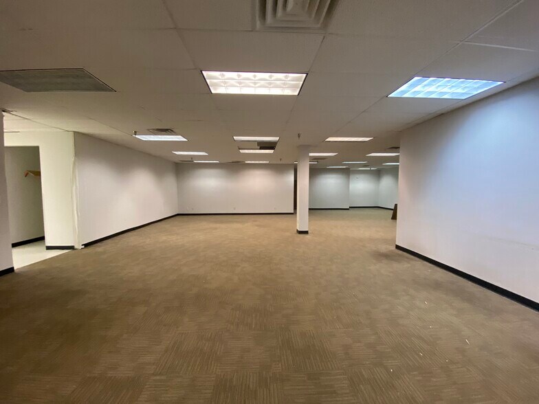 More Photos Of 2400 Industrial Ln, Broomfield Showroom For Lease