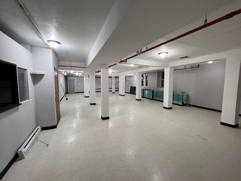 More Photos Of 9021 160th St, Jamaica Storefront Retail Office For Lease